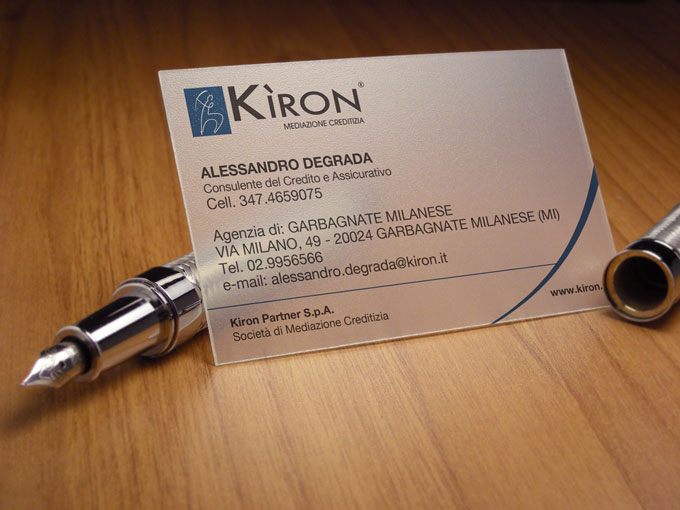 Mockup per simulare l'effetto finale di stampa del biglietto da visita su supporto PVC acetato. biglietto da visita personalizzato