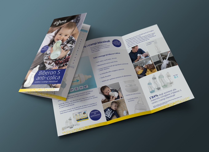 Esempio di pieghevole stampato in bianca e volta. Le 2 pieghe permettono l'utilizzo di 6 facciate per i contenuti di testi e immagini.. Pieghevole e depliant a 3 ante